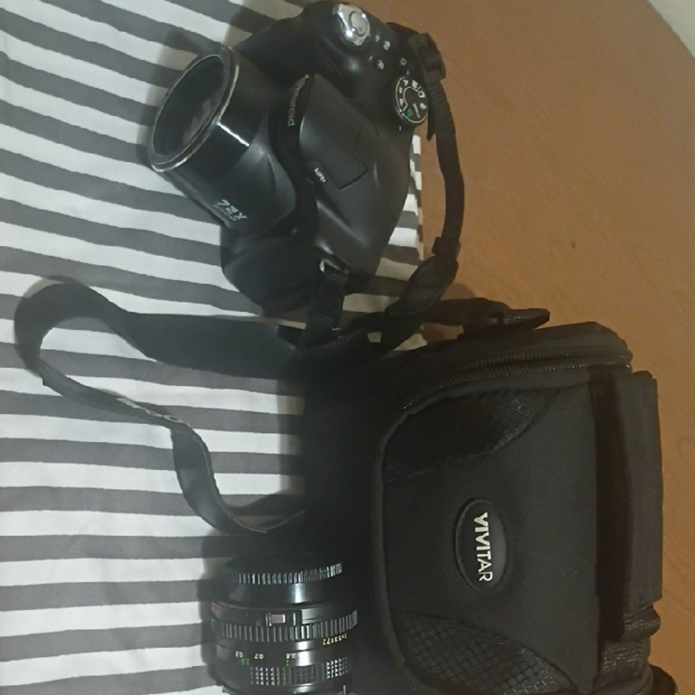 Polaroid Black Camera with Lens and Case - Picture 4 of 11